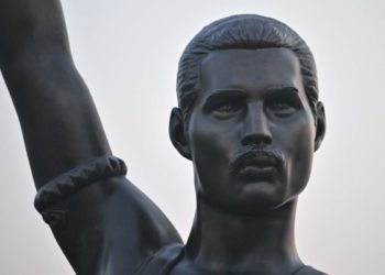 Eingefleischter Queen-Fan kann endlich Freddie-Mercury-Statue enthüllen